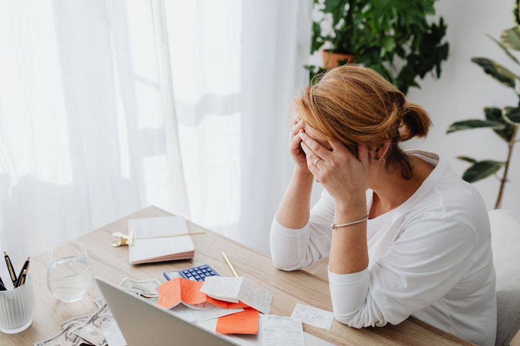 Karola G באתר PEXELS debt consolidation