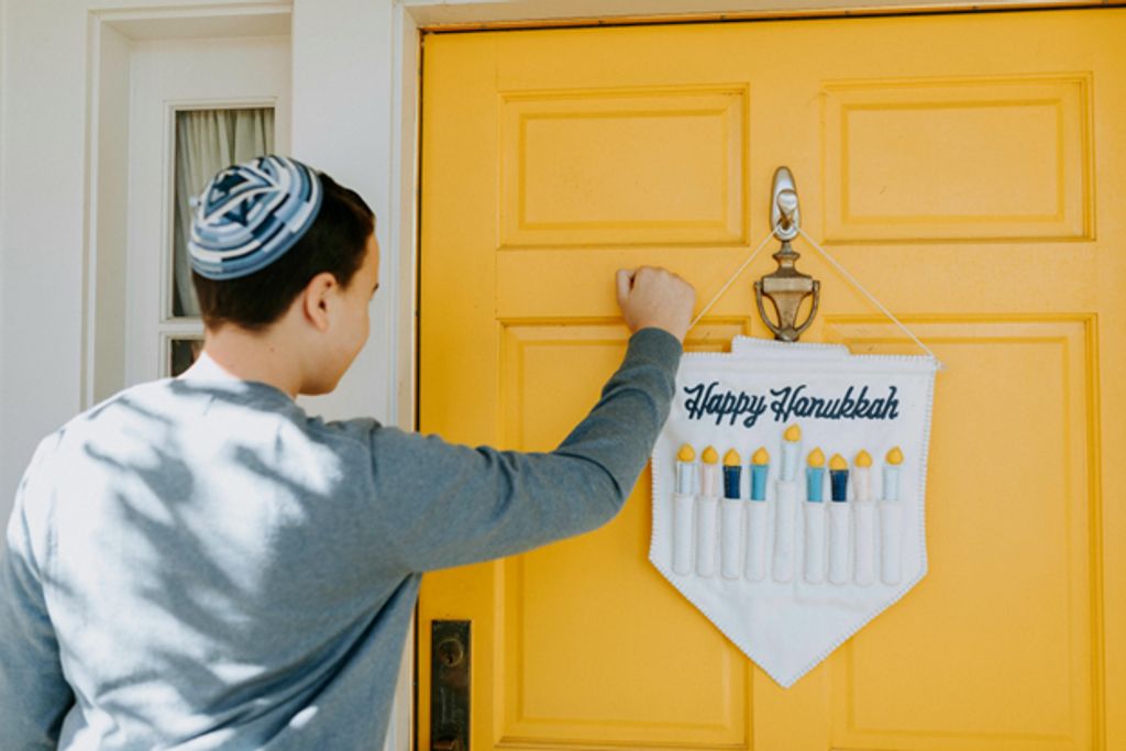 https://images.pexels.com/photos/6114180/pexels-photo-6114180.jpeg מסורת פגשה חדשנות: מוצרי יודאיקה עכשוויים לבית היהודי